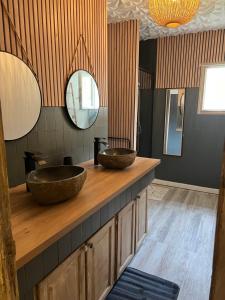 baño con 2 lavabos en una encimera de madera en L'Évidence, en Saint-Raphaël 17 fotos más