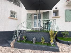 Casa con balcón con sombrilla en L'Évidence, en Saint-Raphaël