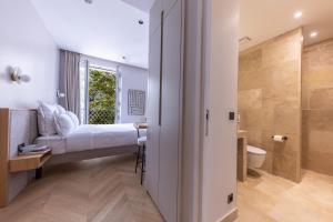 une chambre d'hôtel avec un lit et une salle de bain dans l'établissement Quartier Libre Marais, à Paris