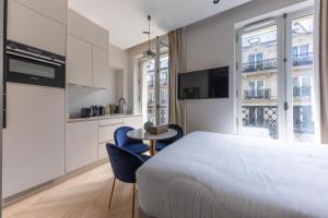 Télévision ou salle de divertissement dans l'établissement Quartier Libre Marais
