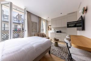 Télévision ou salle de divertissement dans l'établissement Quartier Libre Marais