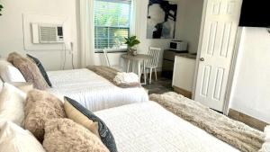 טלויזיה ו/או מרכז בידור ב-2q Beds Studio Apt With Shared Pool 03