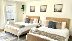 una camera da letto con due letti e una finestra di 2q Beds Studio Apt With Shared Pool 03 a Clearwater