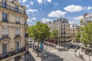 une rue vide de paris avec des bâtiments dans l'établissement Quartier Libre Marais, à Paris