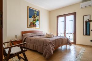 Кровать или кровати в номере Villa Rosa sul mare +37 фотографий