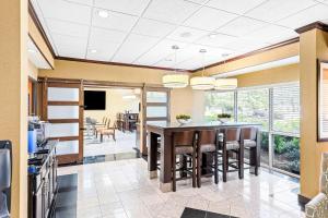 ダルースにあるBest Western Gwinnett Centerのキッチン(大きなダイニングルームテーブル、椅子付)