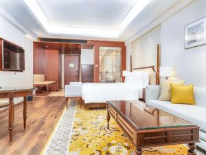 Μια τηλεόραση ή/και κέντρο ψυχαγωγίας στο Radisson Collection Hotel & Spa, Riverfront Srinagar