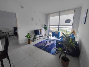 Resort Style 1-Bdrm Apt Downtown Doral的电视和/或娱乐中心