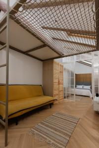 Un dormitorio con sofá y cama. en House 66, en Brasov
