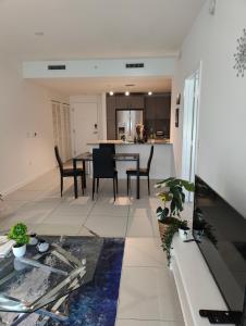 Resort Style 1-Bdrm Apt Downtown Doral的厨房或小厨房