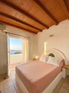 Ένα ή περισσότερα κρεβάτια σε δωμάτιο στο Naousa Seaview Retreat II
