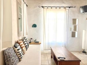 Χώρος καθιστικού στο Naousa Seaview Retreat II +16 φωτογραφίες