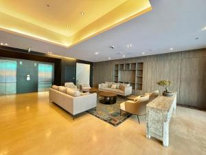 ボゴタにあるSHG Liv Zona G Hotelのソファとテーブルのある広いリビングルーム