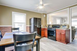 Küche/Küchenzeile in der Unterkunft Easthampton Apartment Near Breweries and Rail Trail!