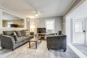 Ein Sitzbereich in der Unterkunft Easthampton Apartment Near Breweries and Rail Trail!
