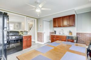 eine Küche mit Holzschränken und Edelstahlgeräten in der Unterkunft Easthampton Apartment Near Breweries and Rail Trail! in Easthampton