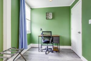 Galeriebild der Unterkunft Easthampton Apartment Near Breweries and Rail Trail! in Easthampton