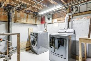 Galeriebild der Unterkunft Easthampton Apartment Near Breweries and Rail Trail! in Easthampton