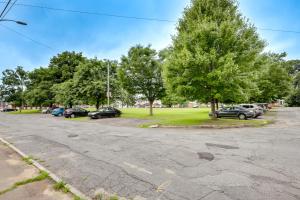 Galeriebild der Unterkunft Easthampton Apartment Near Breweries and Rail Trail! in Easthampton