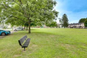 Ein Garten an der Unterkunft Easthampton Apartment Near Breweries and Rail Trail!
