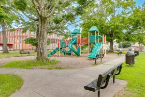ein Park mit einem Spielplatz mit Rutsche in der Unterkunft Easthampton Apartment Near Breweries and Rail Trail! in Easthampton