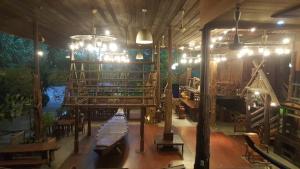 ห้องอาหารหรือที่รับประทานอาหารของ เรือนไม้ชายคลอง