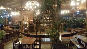 ห้องอาหารหรือที่รับประทานอาหารของ เรือนไม้ชายคลอง