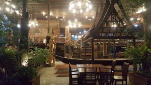 ห้องอาหารหรือที่รับประทานอาหารของ เรือนไม้ชายคลอง