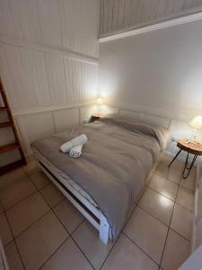 1 cama en una habitación con 2 mesas y 2 lámparas en Departamento Céntrico 4, en El Bolsón