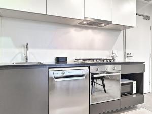 Köök või kööginurk majutusasutuses Collins Night View 1br Apt In Melbournegym