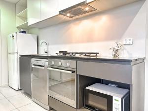 Fotografija u galeriji objekta Collins Night View 1br Apt In Melbournegym u gradu Melburn