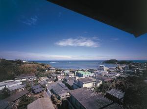 una vista aerea di una città con l'oceano di Ise-Shima Ohtaya Healing Stay a Toba