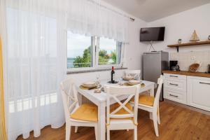 Kuchyň nebo kuchyňský kout v ubytování Apartments Iva