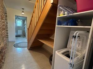 Nohant-VicにあるMaison berrichonne authentique avec jardin, près du Domaine de George Sand et activités variées - FR-1-591-195のキッチン(洗濯機、乾燥機付) +22枚の写真