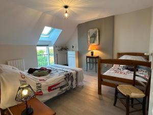 Nohant-VicにあるMaison berrichonne authentique avec jardin, près du Domaine de George Sand et activités variées - FR-1-591-195のベッドルーム1室(ベッド2台、ランプ付きテーブル付)