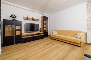 TV a/nebo společenská místnost v ubytování Apartments Iva