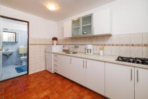 Kuchyň nebo kuchyňský kout v ubytování Apartments Iva