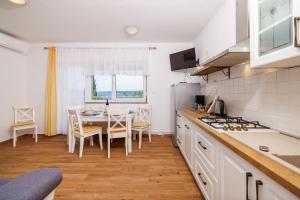 Kuchyň nebo kuchyňský kout v ubytování Apartments Iva
