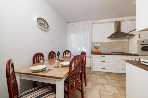 Kuchyň nebo kuchyňský kout v ubytování Apartments Iva