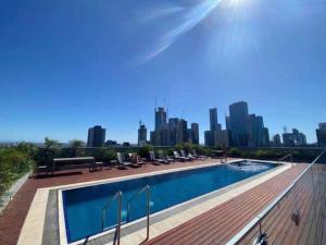 墨尔本Nice View 2br Apt At William St Pool Gym Balcony的以城市天际线为背景的游泳池