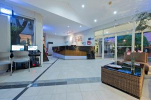 ein Geschäft mit Lobby mit Warteraum in der Unterkunft Court Meridian Hotel & Suites in Olongapo