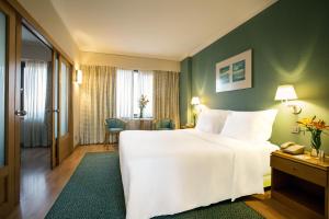 En eller flere senge i et værelse på SANA Metropolitan Hotel