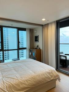 premium ocean view in HAEHUNDAE BONA TRAVEL客房内的一张或多张床位