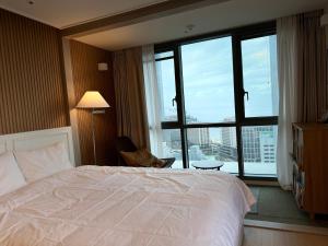 premium ocean view in HAEHUNDAE BONA TRAVEL客房内的一张或多张床位