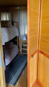 a small bedroom with two bunk beds and a lamp at senderos de chepu in Chepu +1 photo