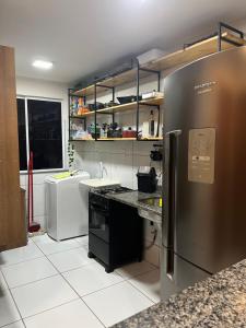 Η κουζίνα ή μικρή κουζίνα στο Ap em Cond c Piscina, Cozinha equipada e ar condiciondo +13 φωτογραφίες