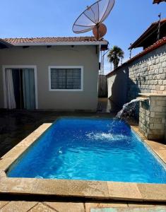 ein blauer Pool vor einem Haus in der Unterkunft Aurora dos Pireneus in Pirenópolis