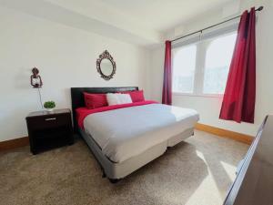 Ένα ή περισσότερα κρεβάτια σε δωμάτιο στο Spacious 6BR 6BA Grand Castle Apartment Near Downtown +19 φωτογραφίες