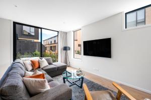 Μια τηλεόραση ή/και κέντρο ψυχαγωγίας στο Wanaka Modern Townhouse with Outdoor Fireplace Sleeps 8