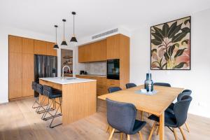 Η κουζίνα ή μικρή κουζίνα στο Wanaka Modern Townhouse with Outdoor Fireplace Sleeps 8